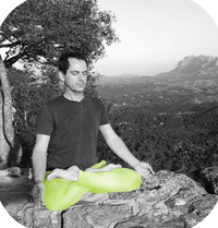 Chakor meditando frente a Montserrat Chakor meditando frente a Montserrat