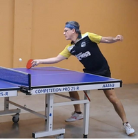 Chakor corta sutilmente jugando al Ping Pong