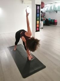 Mar&iacute;a en Parivrtta Trikonasana