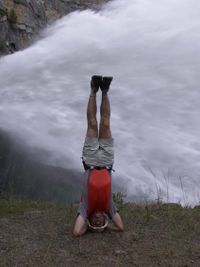 Chakor Yogando en Shirshasana